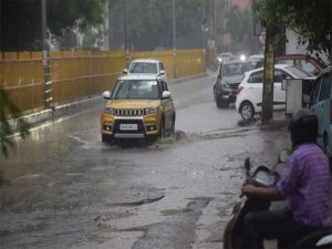 तेज हवाओं और बूंदाबांदी से दिल्ली में बढ़ी ठंड, गुलाबी सर्दी ने दी दस्तक