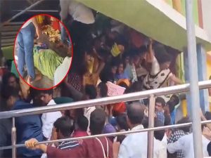 Andhra Pradesh के श्रीकाकुलम मंदिर में भगदड़, कई श्रद्धालुओं की मौत