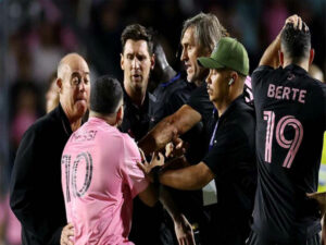 शर्टलेस फैन ने मचाई अफरा-तफरी, पिच पर गिर पड़े लियोनेल मेसी