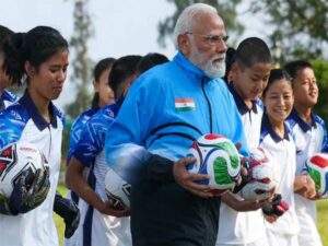 पीएम मोदी ने फुटबॉल मैच में गोल के बाद खिलाड़ियों के साथ मनाया जश्न